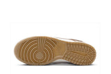 Vista traseira do Nike Nike Dunk Low Lx Brown Ostrich mostrando calcanheira e detalhes do solado
