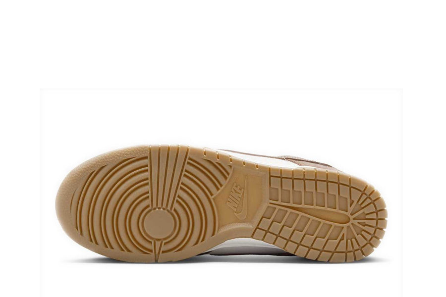 Vista traseira do Nike Nike Dunk Low Lx Brown Ostrich mostrando calcanheira e detalhes do solado