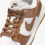 Vista superior do Nike Nike Dunk Low Lx Brown Ostrich mostrando abertura, lingueta e cadarços
