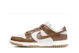 Vista lateral do Nike Nike Dunk Low Lx Brown Ostrich mostrando design do cabedal e logo da marca