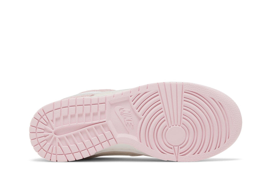 Vista traseira do Nike Nike Dunk Low LX Pink Foam mostrando calcanheira e detalhes do solado