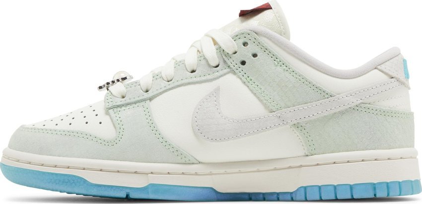 Vista lateral do Nike Nike Dunk Low Lx "Year of Dragon 2024" mostrando design do cabedal e logo da marca