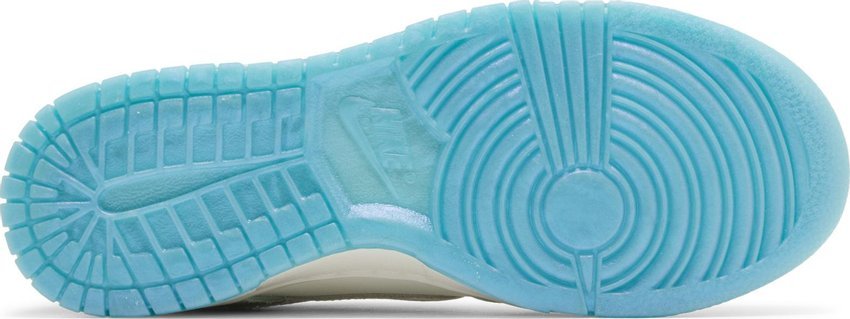 Vista frontal do Nike Nike Dunk Low Lx "Year of Dragon 2024" mostrando biqueira e costuras