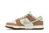 Vista lateral do Nike Nike Dunk Low Medium Curry mostrando design do cabedal e logo da marca