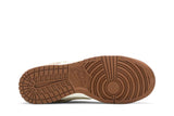 Vista traseira do Nike Nike Dunk Low Medium Curry mostrando calcanheira e detalhes do solado