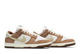 Vista frontal do Nike Nike Dunk Low Medium Curry mostrando biqueira e costuras