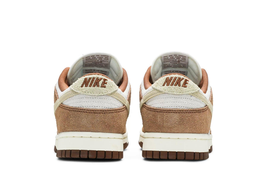 Vista superior do Nike Nike Dunk Low Medium Curry mostrando abertura, lingueta e cadarços