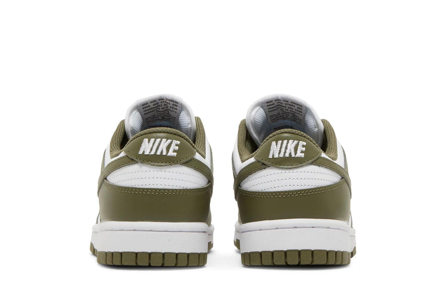 Vista superior do Nike Nike Dunk Low Medium Olive mostrando abertura, lingueta e cadarços