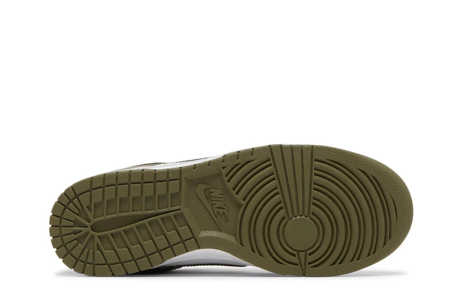 Vista traseira do Nike Nike Dunk Low Medium Olive mostrando calcanheira e detalhes do solado