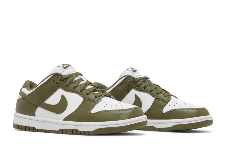 Vista frontal do Nike Nike Dunk Low Medium Olive mostrando biqueira e costuras