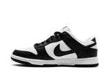 Vista lateral do Nike Nike Dunk Low Next Nature Black White mostrando design do cabedal e logo da marca