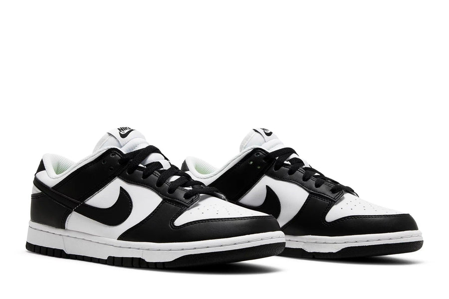 Vista frontal do Nike Nike Dunk Low Next Nature Black White mostrando biqueira e costuras