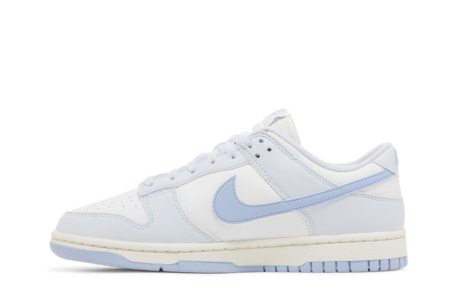 Vista lateral do Nike Nike Dunk Low Next Nature Blue Tint mostrando design do cabedal e logo da marca