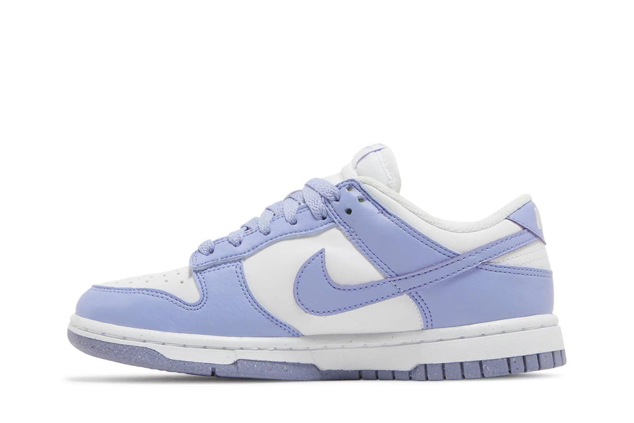 Vista lateral do Nike Nike Dunk Low Next Nature Lilac mostrando design do cabedal e logo da marca