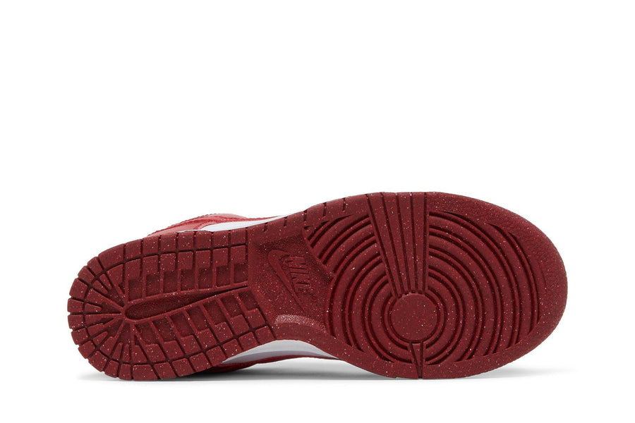 Vista traseira do Nike Nike Dunk Low Next Nature White Gym Red mostrando calcanheira e detalhes do solado