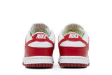 Vista superior do Nike Nike Dunk Low Next Nature White Gym Red mostrando abertura, lingueta e cadarços
