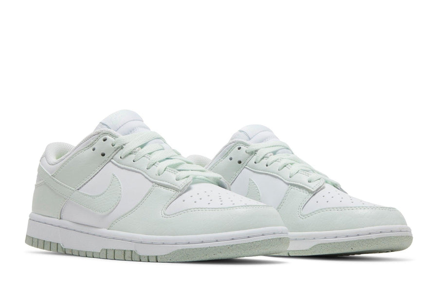 Vista frontal do Nike Nike Dunk Low Next Nature White Mint mostrando biqueira e costuras