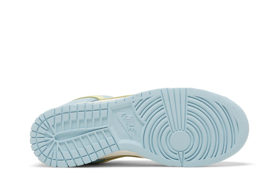 Vista traseira do Nike Nike Dunk Low Ocean Bliss mostrando calcanheira e detalhes do solado
