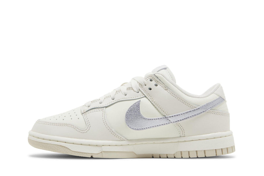Vista lateral do Nike Nike Dunk Low Oxygen Purple mostrando design do cabedal e logo da marca