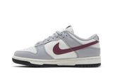 Vista lateral do Nike Nike Dunk Low Pale Ivory Redwood mostrando design do cabedal e logo da marca