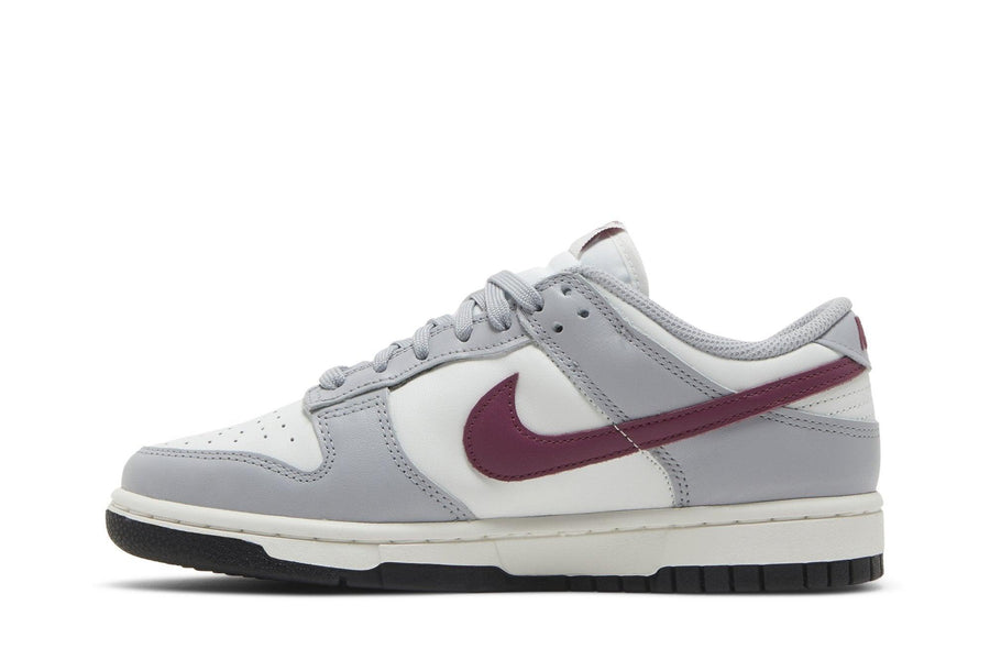 Vista lateral do Nike Nike Dunk Low Pale Ivory Redwood mostrando design do cabedal e logo da marca
