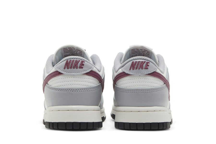Vista superior do Nike Nike Dunk Low Pale Ivory Redwood mostrando abertura, lingueta e cadarços