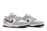 Vista frontal do Nike Nike Dunk Low Pale Ivory Redwood mostrando biqueira e costuras
