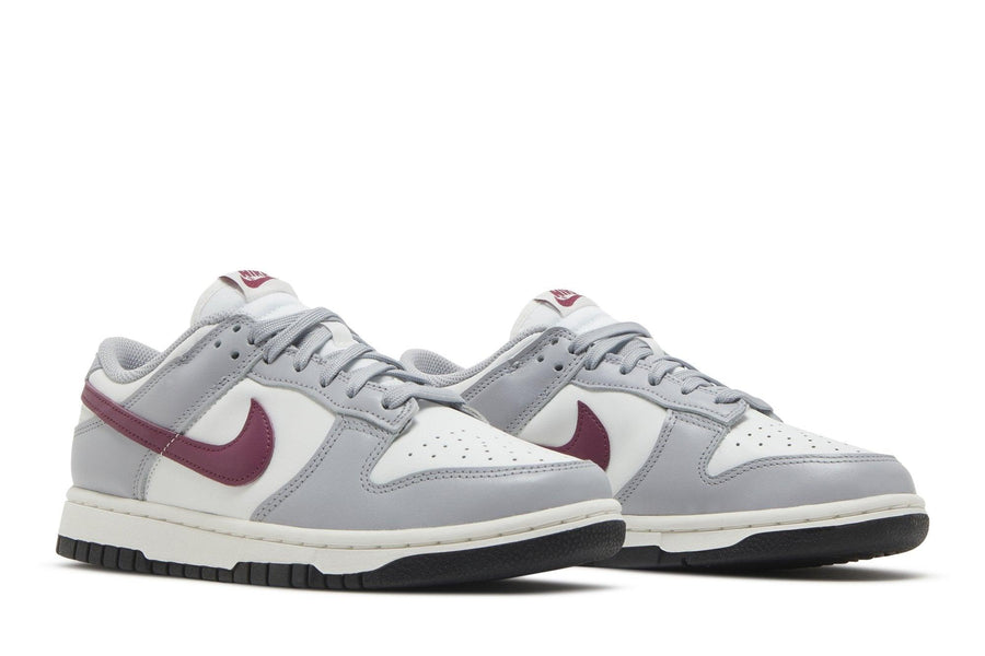Vista frontal do Nike Nike Dunk Low Pale Ivory Redwood mostrando biqueira e costuras
