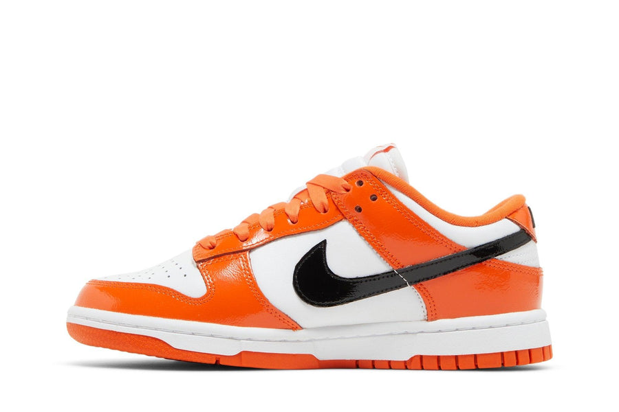 Vista lateral do Nike Nike Dunk Low Patent Halloween mostrando design do cabedal e logo da marca
