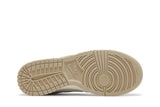 Vista traseira do Nike Nike Dunk Low Phantom Metallic Gold Dourado mostrando calcanheira e detalhes do solado