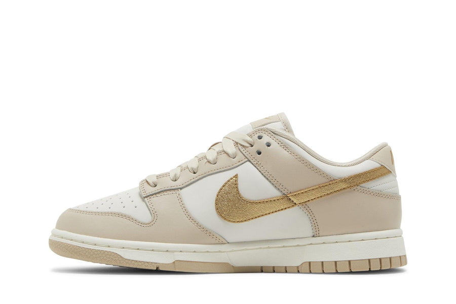 Vista lateral do Nike Nike Dunk Low Phantom Metallic Gold Dourado mostrando design do cabedal e logo da marca