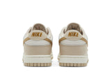 Vista superior do Nike Nike Dunk Low Phantom Metallic Gold Dourado mostrando abertura, lingueta e cadarços