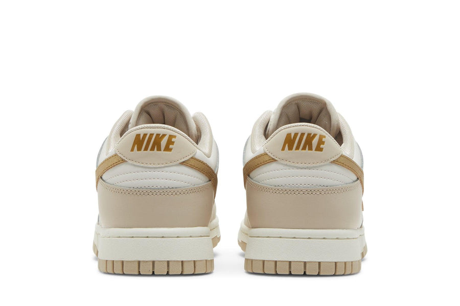 Vista superior do Nike Nike Dunk Low Phantom Metallic Gold Dourado mostrando abertura, lingueta e cadarços