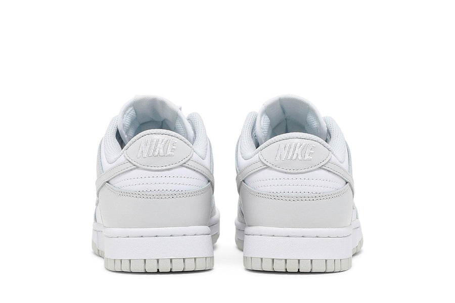 Vista superior do Nike Nike Dunk Low Photon Dust mostrando abertura, lingueta e cadarços