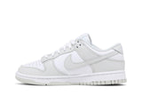 Vista lateral do Nike Nike Dunk Low Photon Dust mostrando design do cabedal e logo da marca