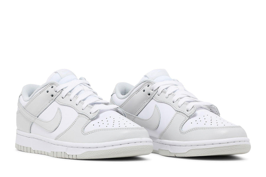 Vista frontal do Nike Nike Dunk Low Photon Dust mostrando biqueira e costuras