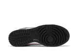 Vista traseira do Nike Nike Dunk Low Pink Foam Black Rosa/Preto mostrando calcanheira e detalhes do solado