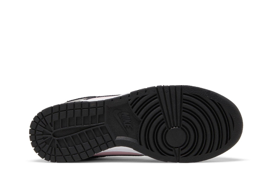 Vista traseira do Nike Nike Dunk Low Pink Foam Black Rosa/Preto mostrando calcanheira e detalhes do solado