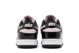 Vista superior do Nike Nike Dunk Low Pink Foam Black Rosa/Preto mostrando abertura, lingueta e cadarços
