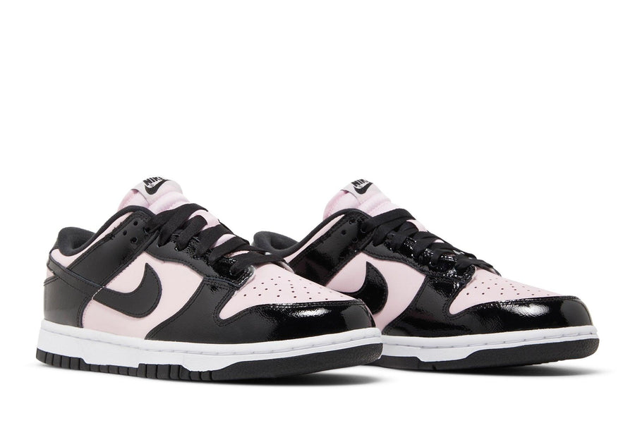 Vista frontal do Nike Nike Dunk Low Pink Foam Black Rosa/Preto mostrando biqueira e costuras