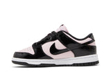 Vista lateral do Nike Nike Dunk Low Pink Foam Black Rosa/Preto mostrando design do cabedal e logo da marca