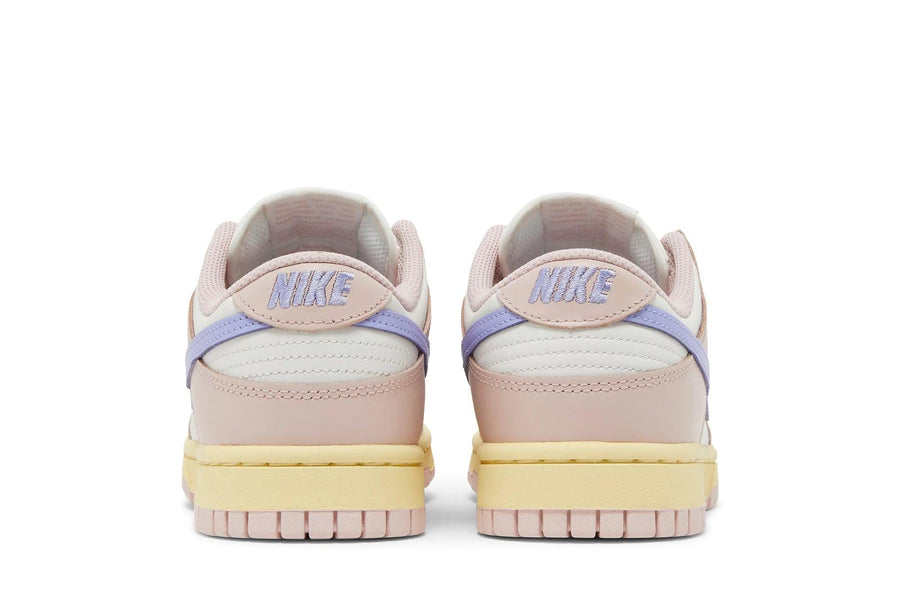 Vista superior do Nike Nike Dunk Low Pink Oxford mostrando abertura, lingueta e cadarços