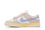Vista lateral do Nike Nike Dunk Low Pink Oxford mostrando design do cabedal e logo da marca