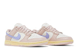 Vista frontal do Nike Nike Dunk Low Pink Oxford mostrando biqueira e costuras
