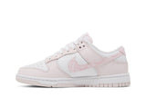 Vista lateral do Nike Nike Dunk Low Pink Paisley mostrando design do cabedal e logo da marca