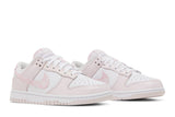 Vista frontal do Nike Nike Dunk Low Pink Paisley mostrando biqueira e costuras