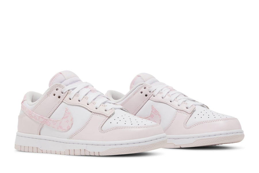 Vista frontal do Nike Nike Dunk Low Pink Paisley mostrando biqueira e costuras