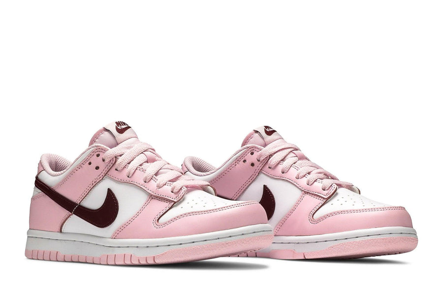 Vista frontal do Nike Nike Dunk Low Pink Red White mostrando biqueira e costuras