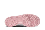 Vista traseira do Nike Nike Dunk Low Pink Red White mostrando calcanheira e detalhes do solado
