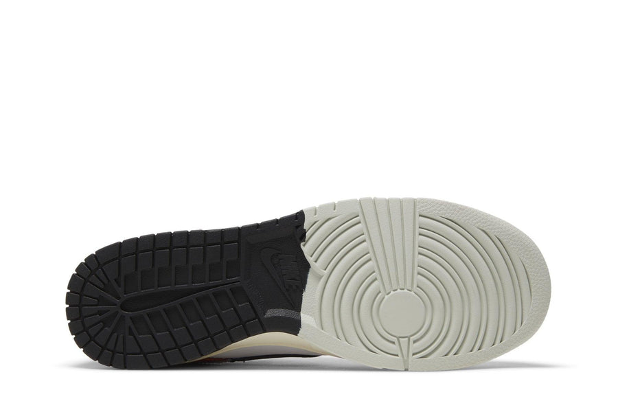 Vista traseira do Nike Nike Dunk Low Premium Chicago Split mostrando calcanheira e detalhes do solado